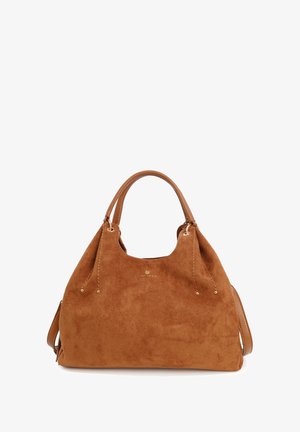Borsa a tracolla in suede marrone con una texture morbida, manici in pelle, dettagli in metallo dorato e un design morbido. Include una tracolla removibile.