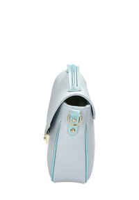 Borsa a tracolla in pelle azzurro chiaro con una texture liscia, forma arrotondata, dettagli in oro e una tracolla in contrasto turchese.