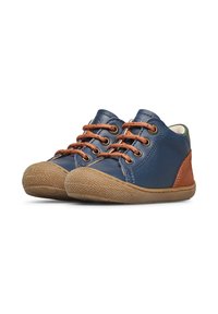 Chaussures en cuir bleu avec des accents marron, semelles en caoutchouc texturé, bout arrondi et lacets marron. Détail vert au talon. Design basse.