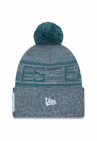 Berretto lavorato a maglia in teal e grigio con un design testurizzato, caratterizzato da un pom-pon sulla parte superiore e un logo bianco sul bordo piegato.