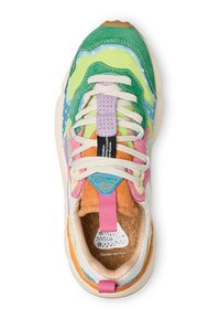 Baskets multicolores présentant un mélange de matériaux comprenant du daim et du mesh, une forme arrondie, une semelle épaisse et des textures variées en vert, rose et orange.