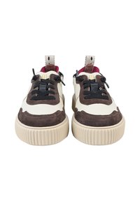 Sneakers con un design in materiali misti, con pelle bianca e dettagli in suede marrone, punta rotonda, lacci neri e suola beige texturizzata.