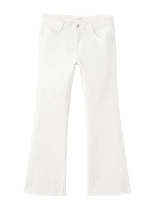 Jeans bianchi a vita alta con chiusura a bottone e cerniera, tasche anteriori e gambe leggermente svasate, mostrati distesi su uno sfondo bianco.