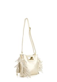 Metallic cream skuldertaske med frynse detaljer, firkantet udskæringshåndtag og justerbar rem; glat tekstur med skinnende finish.