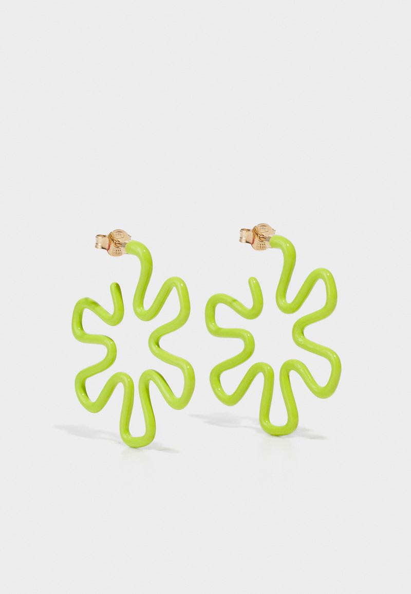 Grüne, wellenförmige Ohrringe aus glänzendem Kunststoff mit goldfarbenen Beschlägen. Das Design ähnelt einer Blume oder einer abstrakten Form.