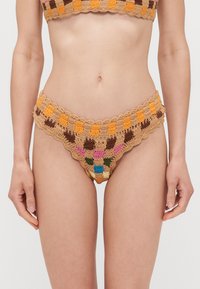 Háčkované bikiny so zvlneným okrajom, vyznačujúce sa kocúrovo vzorom v béžovej, oranžovej, hnedej, ružovej a zelenej farbe.