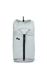 Hellgrauer, leichter Rucksack mit gezogenem Deckel, schwarzem Zubehör, zwei runden Akzenten und einem schlanken, minimalistischen Design.