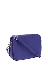 Borsa a tracolla in pelle viola con forma rettangolare, chiusura a zip e tracolla regolabile con accentuazione in metallo argentato.
