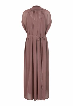 Lange mauve mouwloze jurk met hoge hals, doorschijnende stofdetails en een dunne riem in de taille geknoopt.