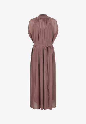 Lang mauve ærmeløs kjole med høj hals, gennemsigtige stofdetaljer og et tyndt bælte bundet om taljen.