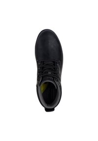 Bota de cuero negro con punta redondeada, diseño con cordones y acentos grises. Presenta una textura suave y forro impermeable.