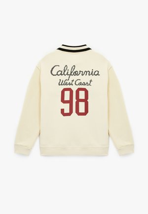 Cremfarbener Sweatshirt mit schwarzen Akzenten, auf dem Rücken mit "California West Coast" und der Nummer "98" in Burgunderrot versehen.