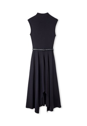 Vestido negro sin mangas con un escote alto, cuerpo ajustado y una falda acampanada y asimétrica. Incluye un cinturón negro estrecho en la cintura.