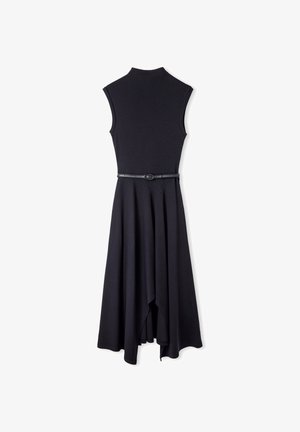 Mouwloze zwarte jurk met een hoge halslijn, een aansluitende corsage en een uitlopende, asymmetrische rok. Inclusief een smalle zwarte riem in de taille.