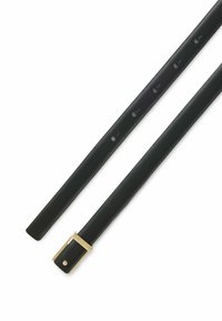 Svart läderbälte med en slät yta och rektangulär spänne i guldton. Har hål för justering längs bältets längd.
