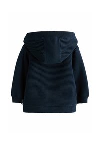 Navy blauwe gebreide hoodie met ribbeltextuur, kangoeroezak en gevoerde capuchon. Heeft een rechte snit en lange mouwen.