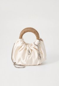 Handtasche aus Satincreme mit geflochtenem beigem Griff, plissiertem Design, silberner Kette als Trageriemen und metallischen Logoakzenten auf der Vorderseite.