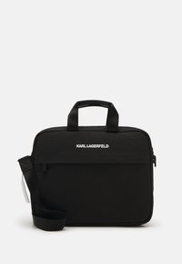 Svart laptopveske med doble håndtak og avtakbar stropp. Har logo på framsiden, slank design og glatt tekstur.