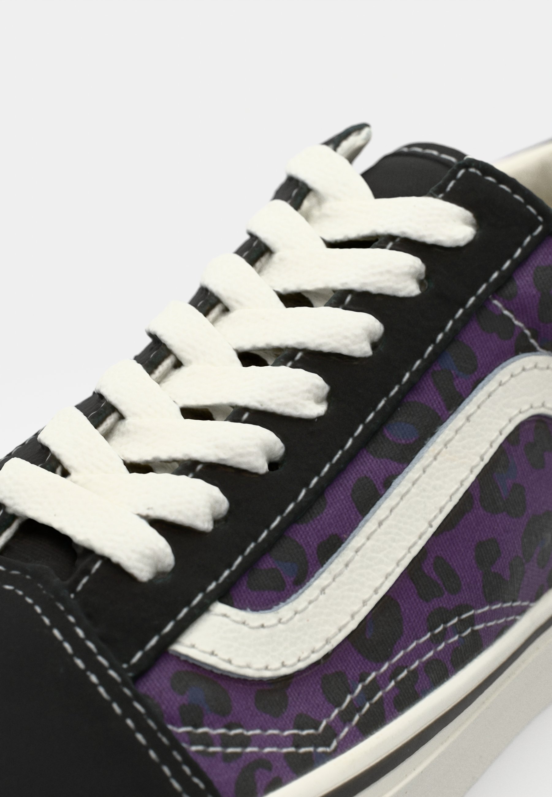 Vans OLD SKOOL UNISEX - Trainers - purple/black - Zalando.co.uk