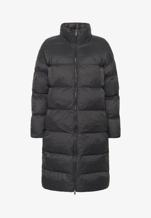 Melnā pūkainā jaka ar augstu apkakli, horizontālu bārkstījumu dizainu, priekšējo rāvējslēdzēju un gludu, spīdīgu tekstūru. Garas piedurknes un līdz ceļiem garums.