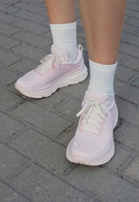 HOKA BONDI 8 - Tekaški copati za cesto - cosmic pearl