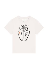 Weißes Baumwoll-T-Shirt mit einer minimalistischen schwarzen Linienzeichnung einer Figur, die sich mit den Händen das Gesicht bedeckt, akzentuiert mit einem kleinen roten Herzen.
