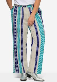 Volné kalhoty z lehkého materiálu s béžovým základem a modro-turquoise geometrickými vzory, elastickým pasem a bočními kapsami.