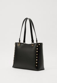 Borsa a tracolla nera con accenti a borchie dorate sui lati, materiale in pelle liscia, due manici e forma strutturata.