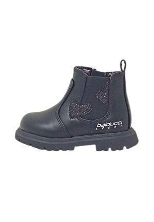 Stivale alla caviglia in pelle nera con pannelli elastici, decorato con accenti a forma di cuore luccicanti, suola in gomma piatta e logo sul lato.