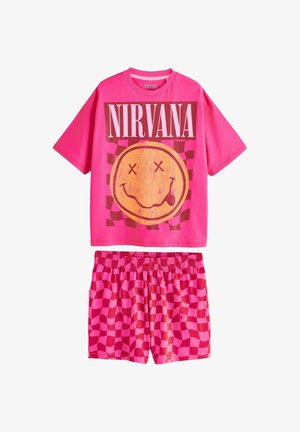 Camicia corta rosa brillante con testo "NIRVANA" e grafica di faccina sorridente, abbinata a pantaloni corti elasticizzati a quadretti rosa.