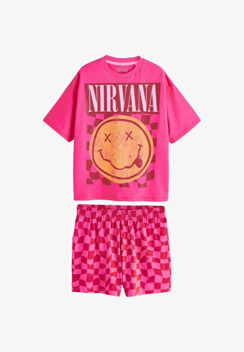 Chemise courte à manches courtes rose vif avec le texte "NIRVANA" et un graphique de visage souriant, assortie à un short à taille élastique à carreaux roses.