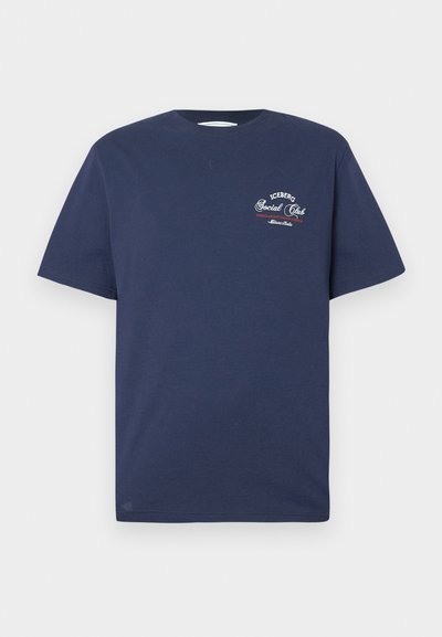 T-shirt en coton bleu marine à manches courtes. Inscription "Iceberg Social Club" brodée en blanc et rouge sur la poitrine. Col rond, coupe décontractée.