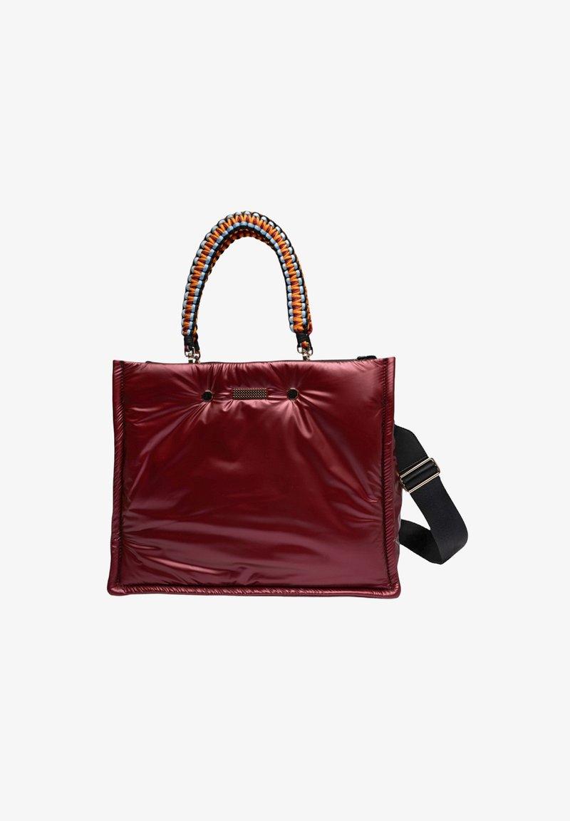 Bordeaux tas met een glanzende afwerking, gevoerd ontwerp en gevlochten blauwe en oranje handvatten. Inclusief een afneembare zwarte schouderband.