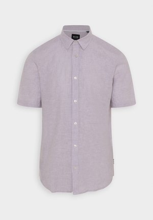 Chemise à manches courtes en lin lavande clair, avec un col boutonné et une patte de boutonnage dotée de boutons blancs. Texture lisse, coupe classique.