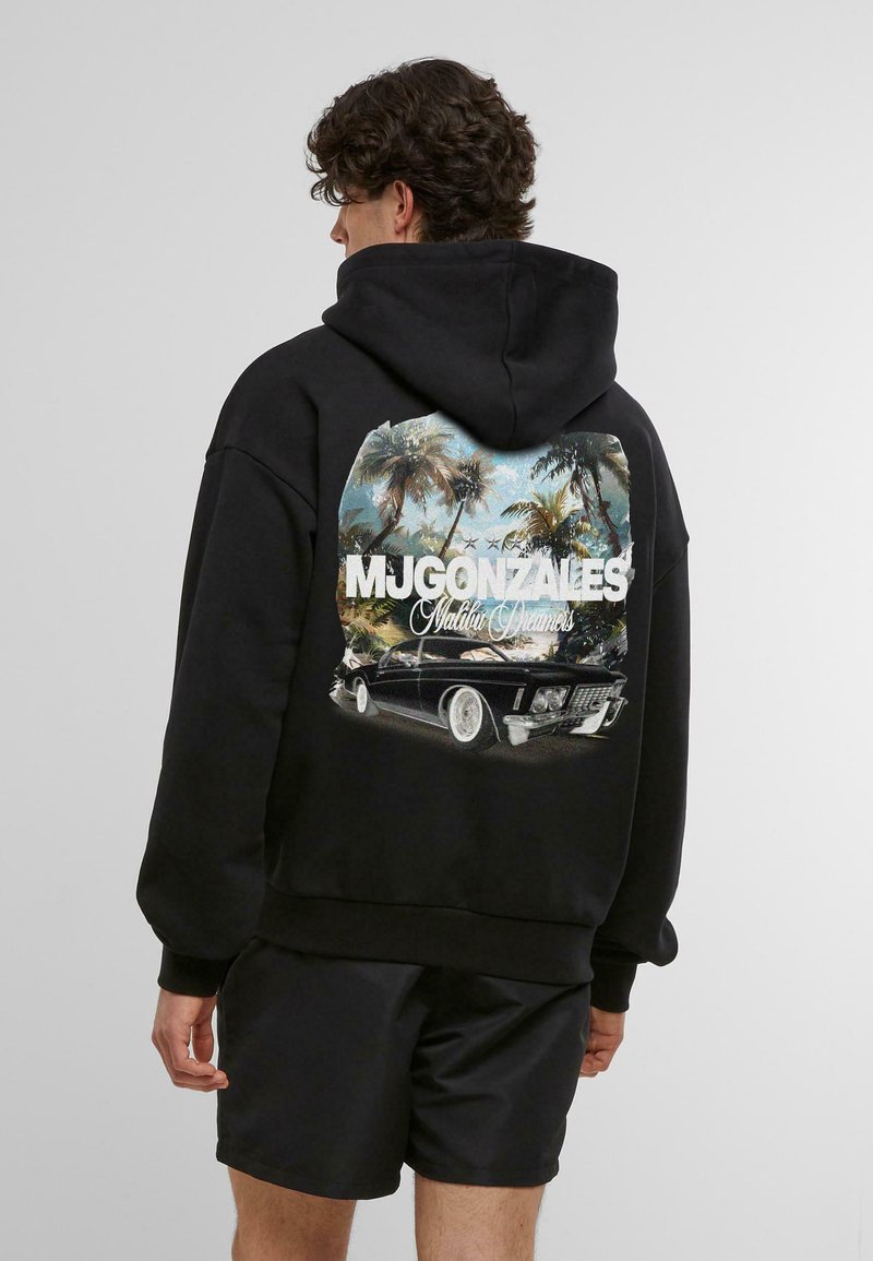 Černá mikina s kapucí, na zadní straně s barevným potiskem palem a vintage autem, označená „MJ Gonzales Malibu Dreams.“