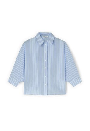 Lichtblauw cropped shirt met witte verticale strepen, knoopsluiting aan de voorkant, puntkraag en driekwart mouwen. Glad stoftextuur.