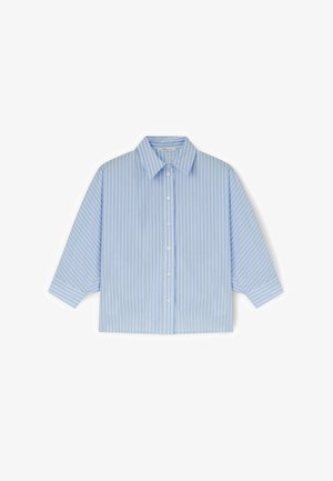 Himmelblaues kurzes Hemd mit weißen vertikalen Streifen, durchgehender Knopfleiste, spitzem Kragen und Dreiviertelärmel. Glatte Stoffoberfläche.