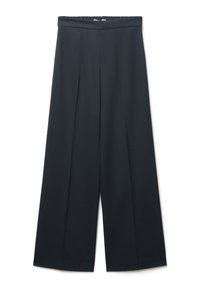 Czarne szerokie spodnie z wysokim stanem i fałdami z przodu, wyeksponowane na białym tle.