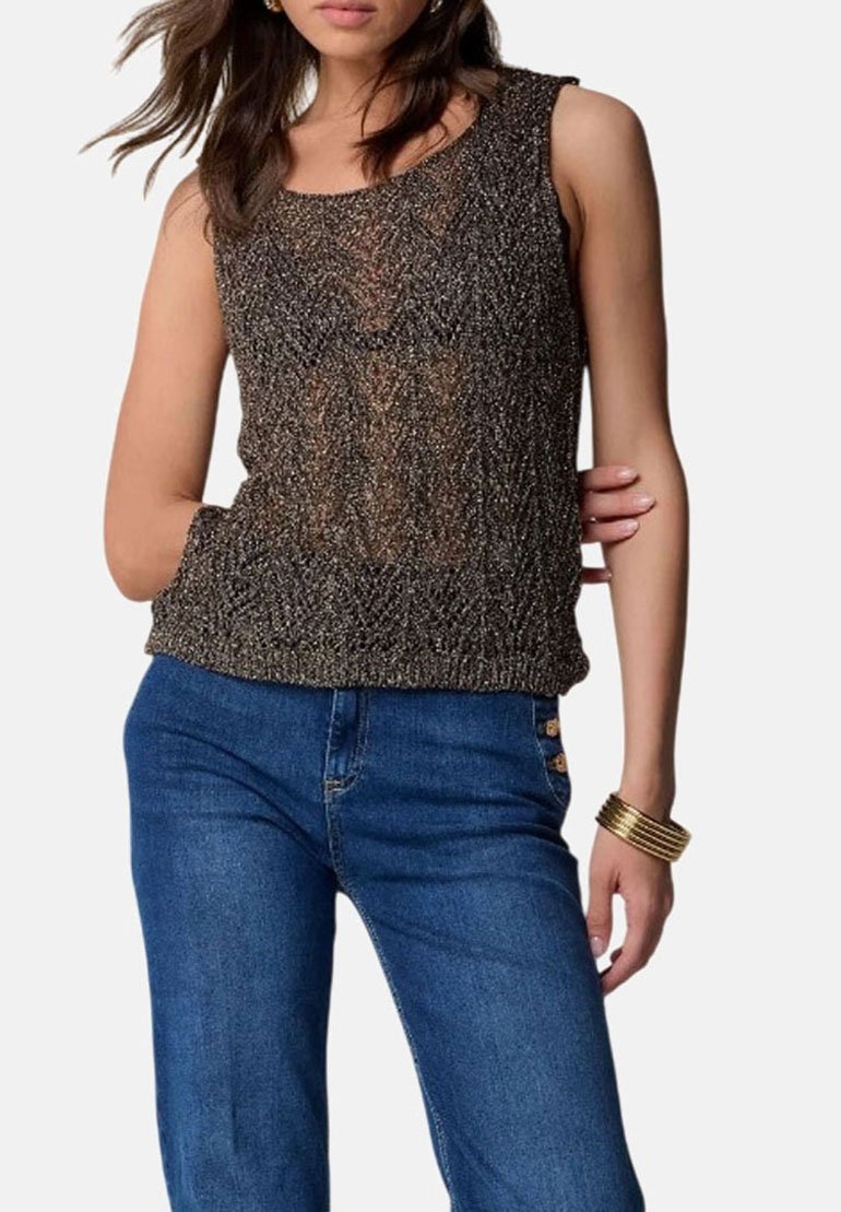 Top senza maniche, texturizzato in tonalità metalliche scure con una vestibilità ampia. Caratterizzato da un collo rotondo e un orlo a coste, abbinato a jeans blu.