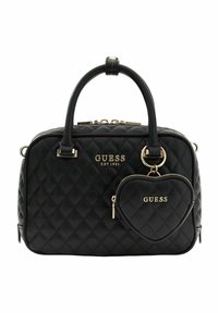 Zwarte doorgestikte handtas met dubbele handvatten, goudkleurige hardware en een afneembare hartvormige bedel. Voorzien van een merklogo aan de voorkant.