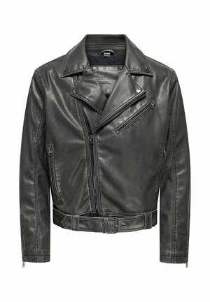 Giacca da moto in pelle nera con vita con cinturino, cerniera frontale asimmetrica e tasche decorative con cerniera. Presenta una texture liscia e sinuosa.