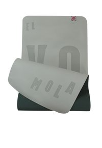 Tappetino da yoga grigio con testo in rilievo e superficie liscia. Presenta un lato inferiore verde scuro, forma rettangolare e angoli arrotondati.