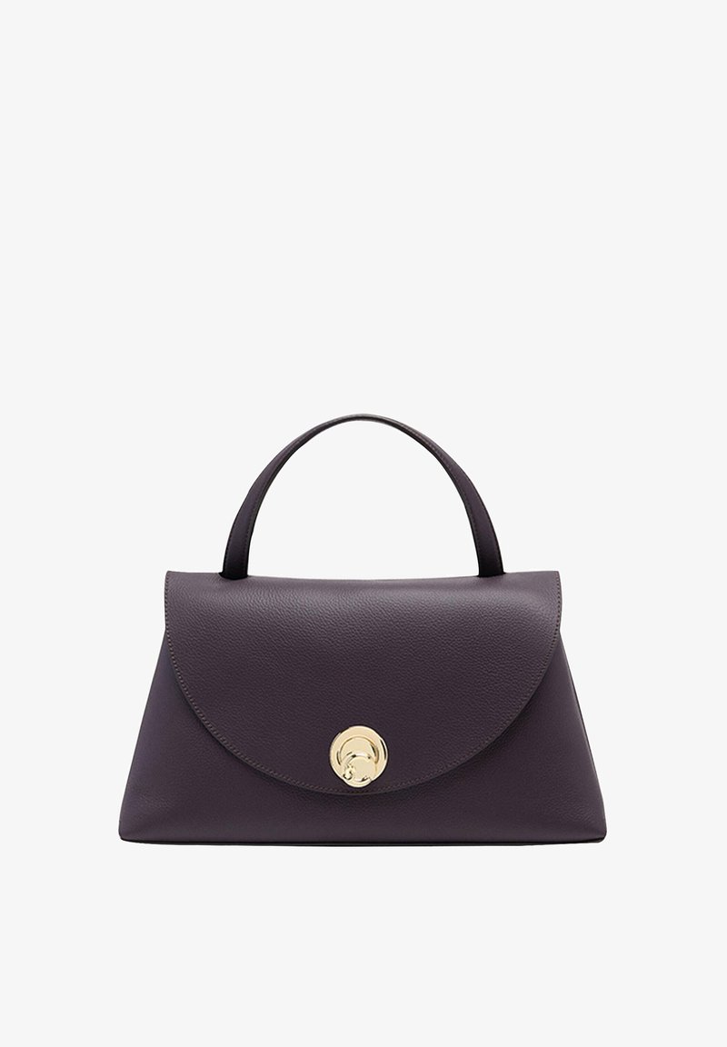 Lilla læderhåndtaske med en struktureret form, rund klap og et gyldent cirkulært spænde. Har et kort, buet håndtag.