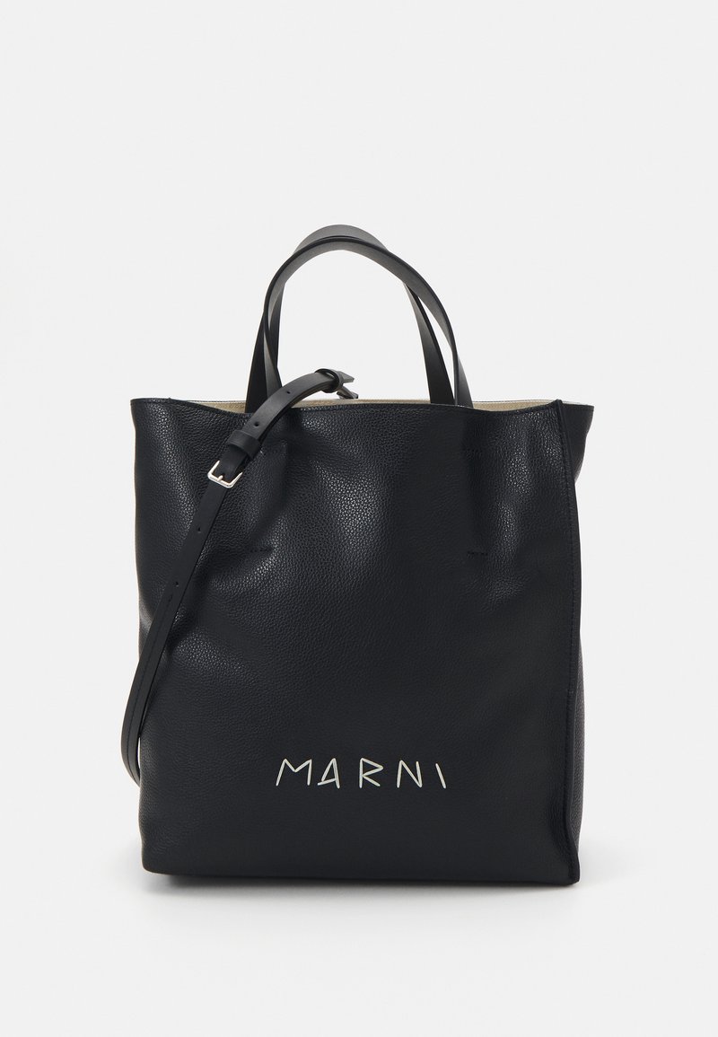 Bolso tote negro de cuero con superficie texturizada, asas superiores dobles, correa ajustable y logo blanco "MARNI" en la parte frontal.
