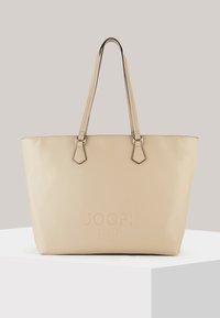 Beige tote bag i tekstureret læder med dobbelte stropper, med præget "JOOP! JEANS" logo på forsiden og et minimalistisk design.