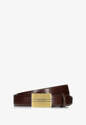 Cinturón de cuero marrón con un acabado brillante, que presenta una hebilla rectangular en tono dorado con el nombre de la marca grabado y dos franjas horizontales.