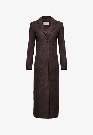 Sötétbarna hosszú bőrkabát bevágott hajtókával, két első gombbal és hosszú ujjakkal, fehér háttér előtt bemutatva.