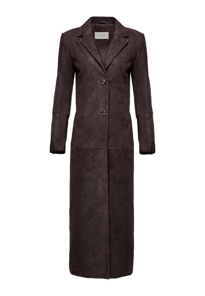 Manteau long en cuir brun foncé avec revers en encoche, deux boutons à l'avant et manches longues, présenté sur un fond blanc.