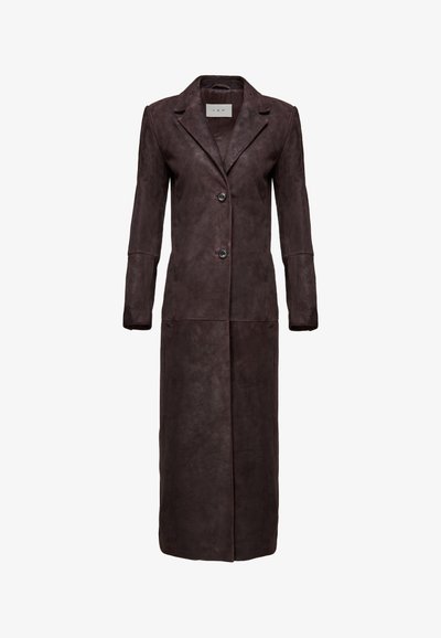 Manteau long en cuir brun foncé avec revers en encoche, deux boutons à l'avant et manches longues, présenté sur un fond blanc.
