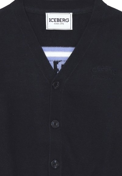 Cardigan nero con scollatura a V, dotato di cinque bottoni, texture lavorata a maglia e un piccolo logo impresso sulla zona sinistra del petto.